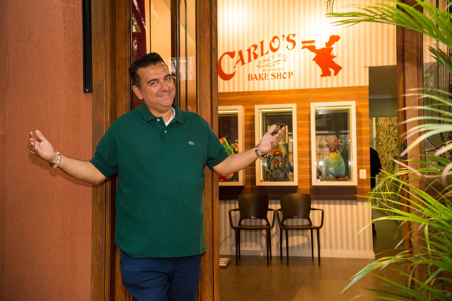 Em uma das unidaes da Carlo's Bakery, em SP, Buddy Valastro festeja cinco anos de negócios no Brasil