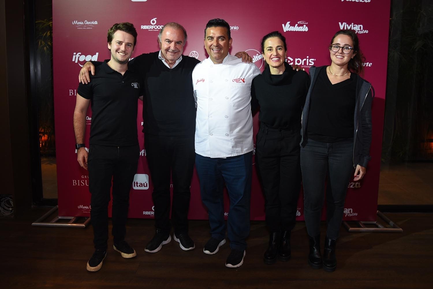 Marcos Kherlakian, CEO da Carlo's Bakery Brasil, com o filho, Marcos, a eleita, Milah, e a filha, Mariana, ladeiam o Cake Boss. Toda família atua no negócio. 