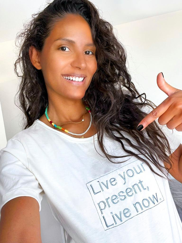 Tops brasileiras criam camisetas para ajudar mulheres do sertão