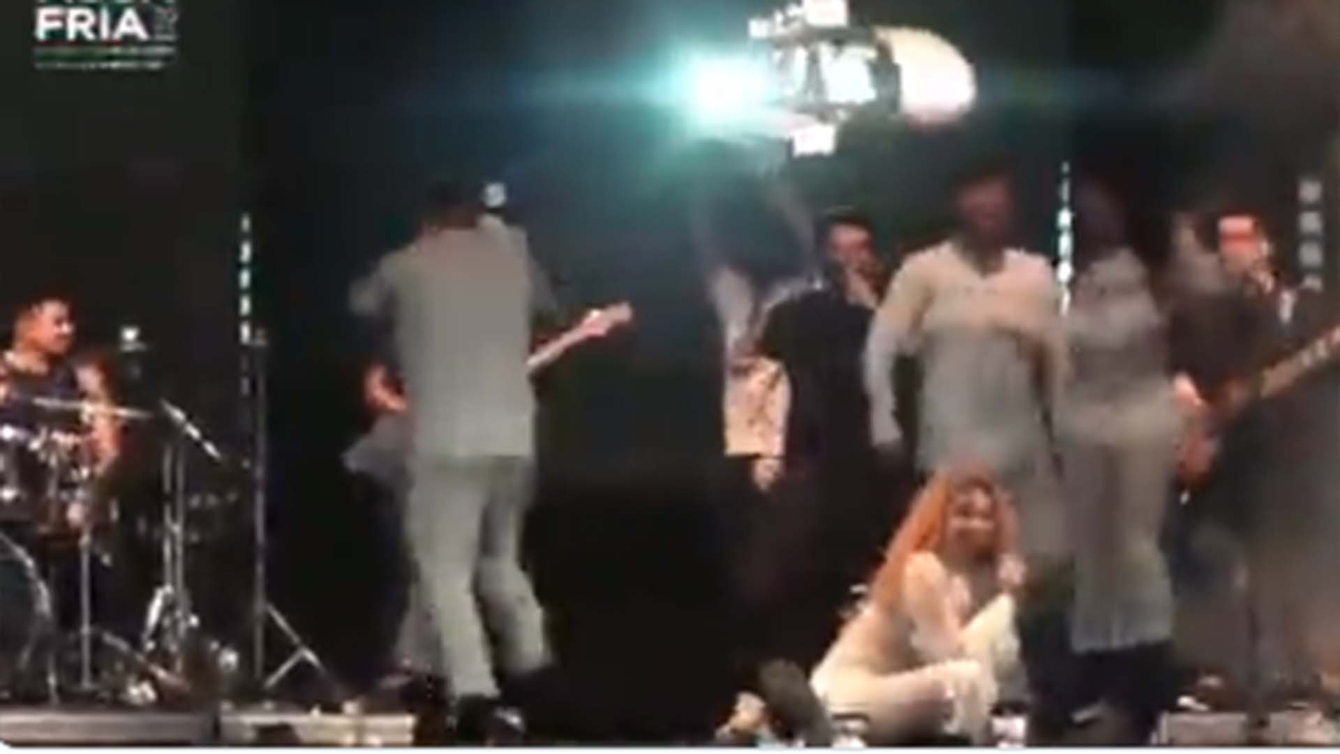 Joelma cai no palco ao perder o equilíbrio - Foto: Reprodução / Twitter