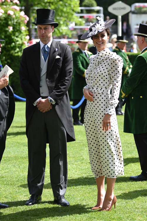 Kate Middleton chegou acompanhada do marido para uma corrida de cavalos