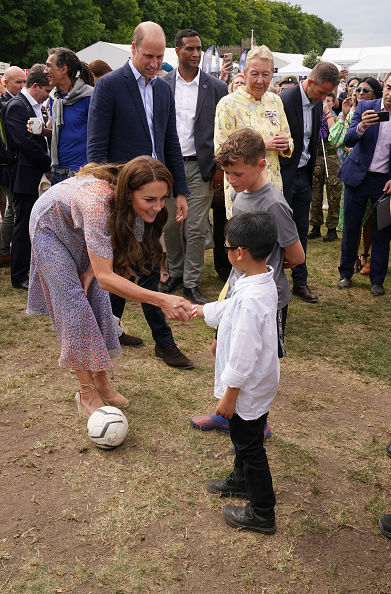 Kate Middleton jogou bola com algumas crianças