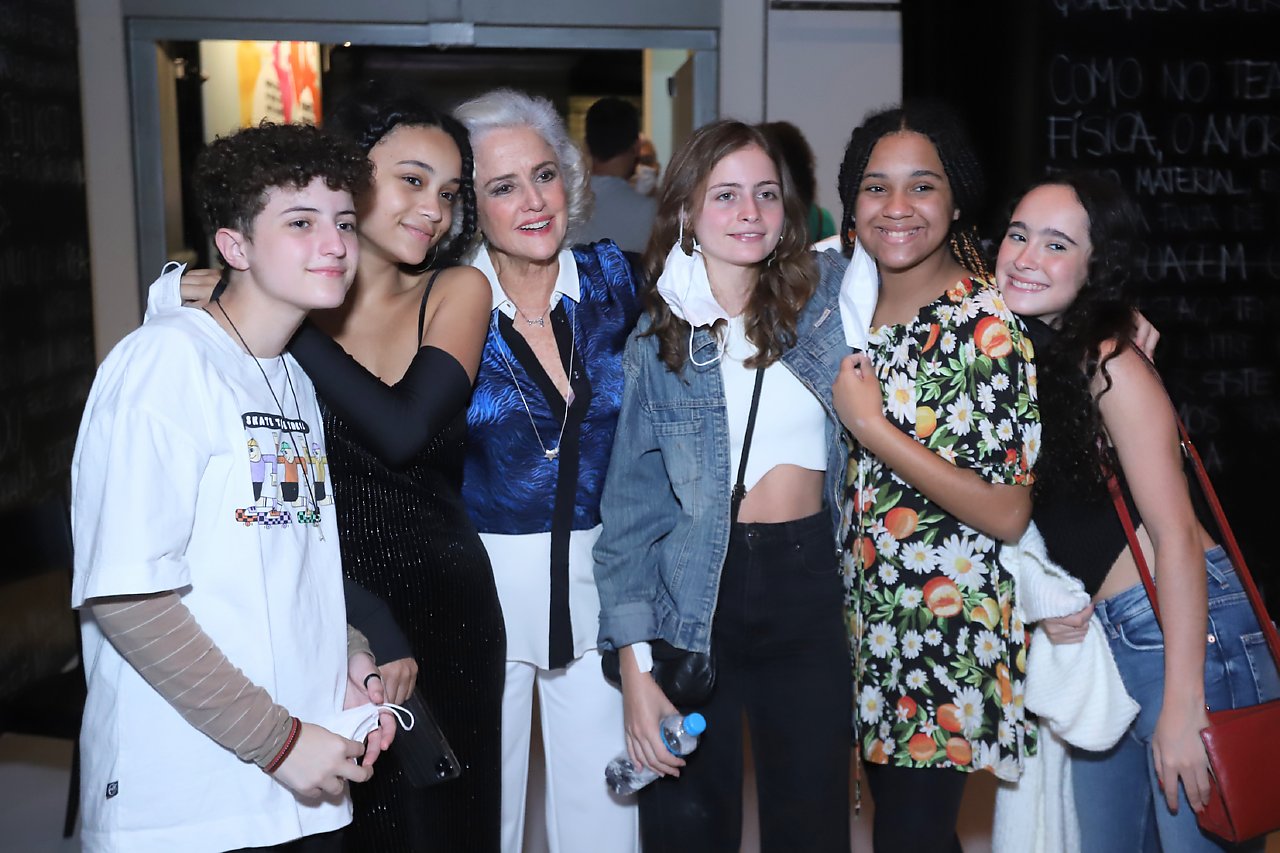 Marieta Severo reúne filhas e netas em pré-estreia de sua nova peça 