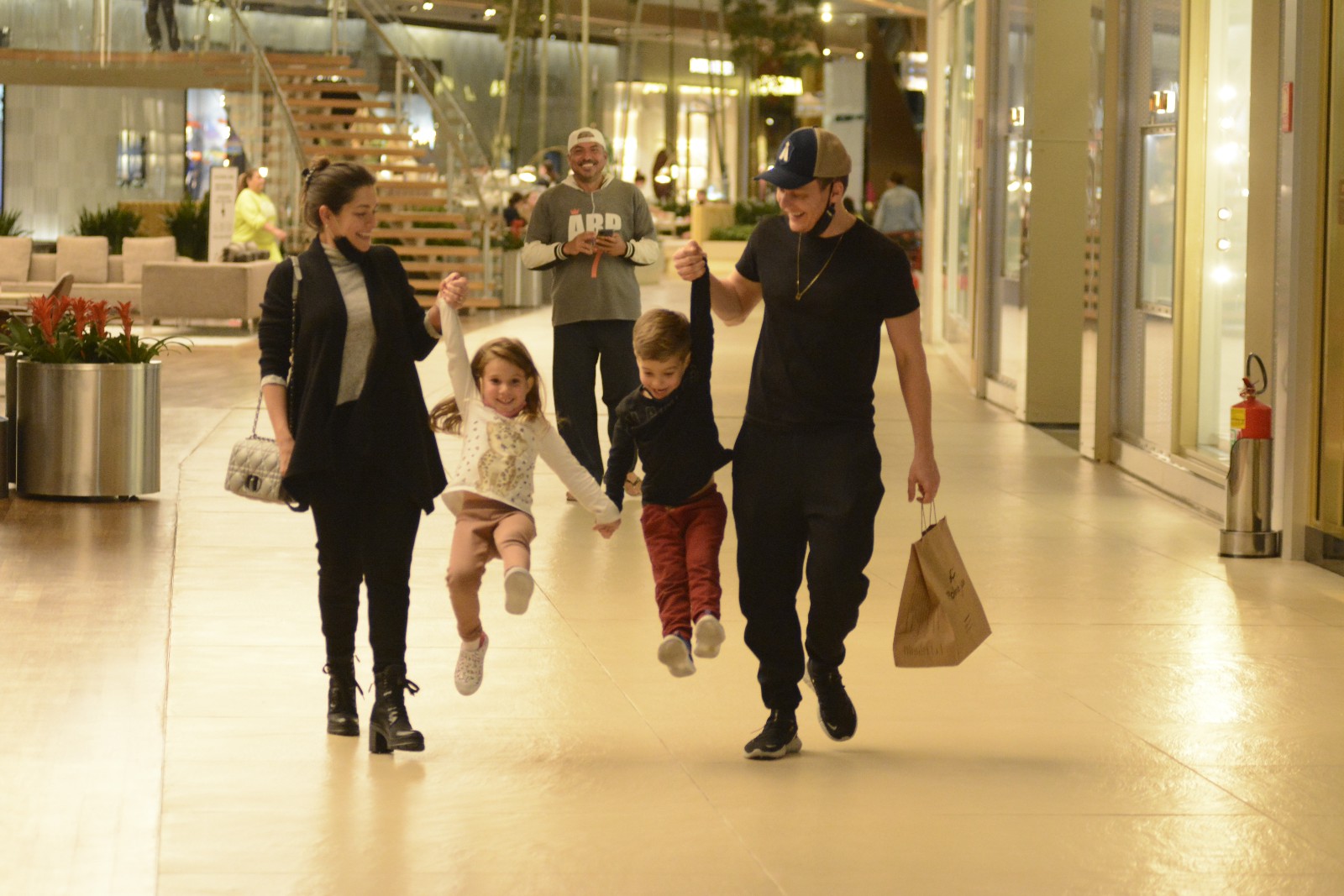 Michel Teló e família no shopping