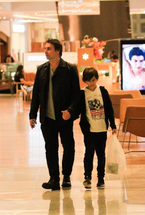 Murilo Rosa passeou no shopping com filho