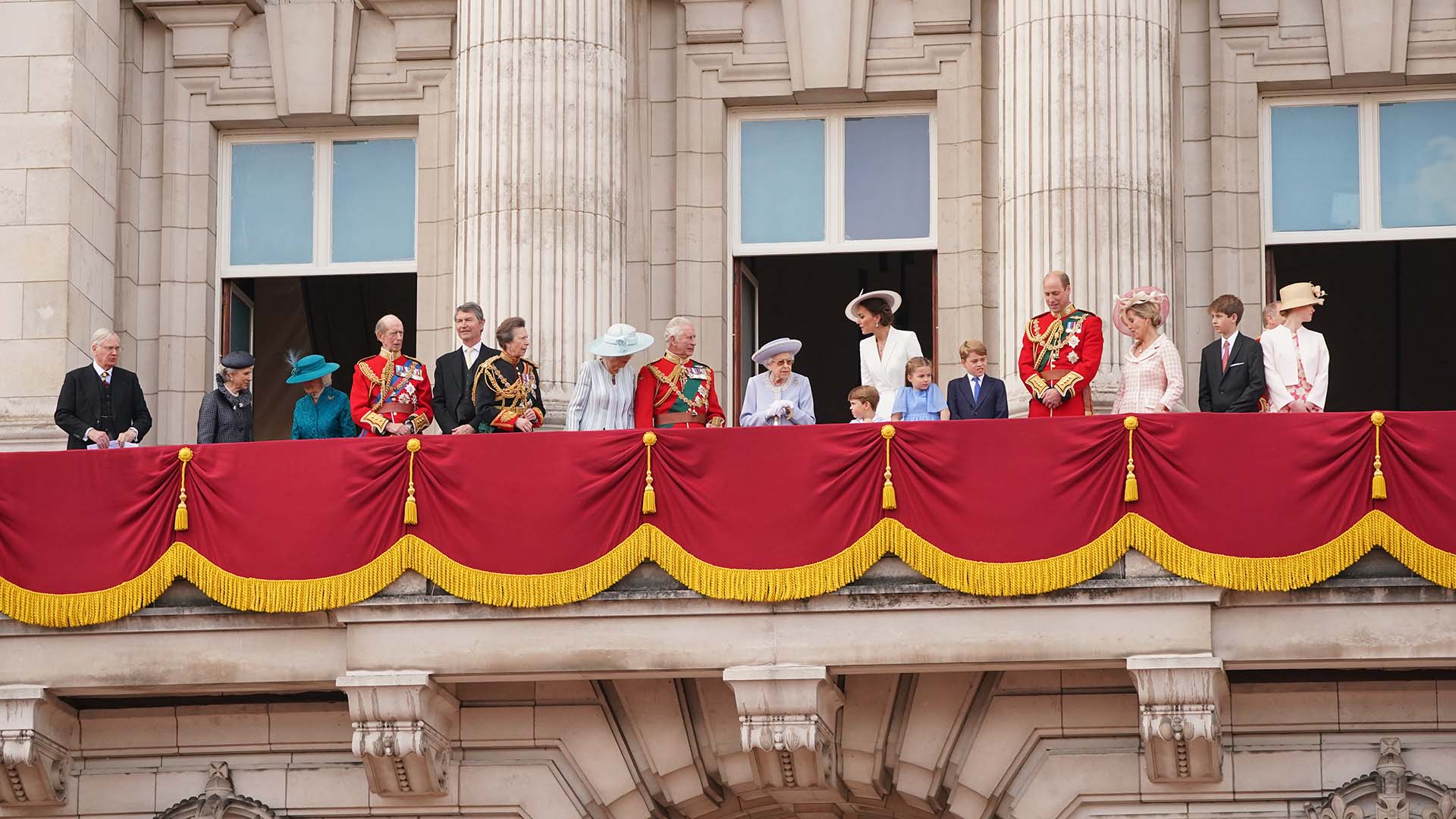 Rainha Elizabeth II com a família real