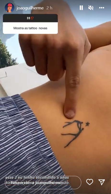 João Guilherme mostra suas tatuagens