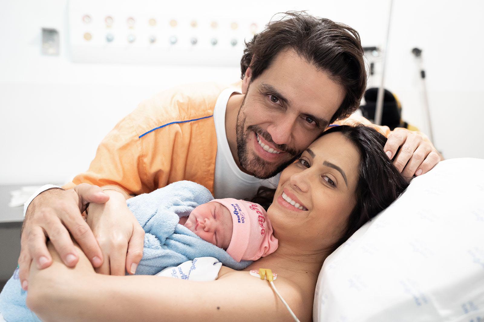 Thiago Arancam apresenta a filha recém-nascida, Angelina