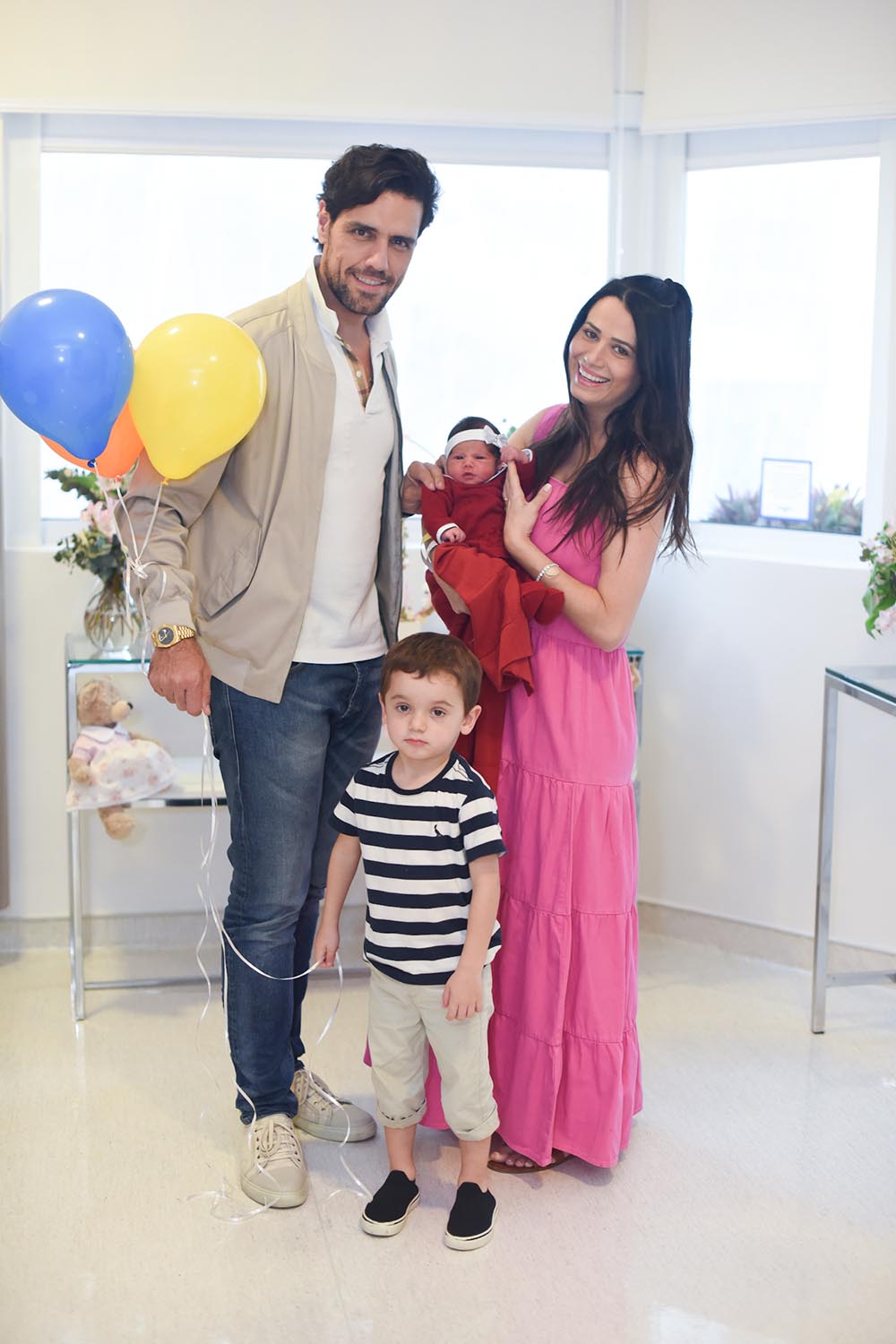 Thiago Arancam acompanha a filha e a esposa na saída da maternidade