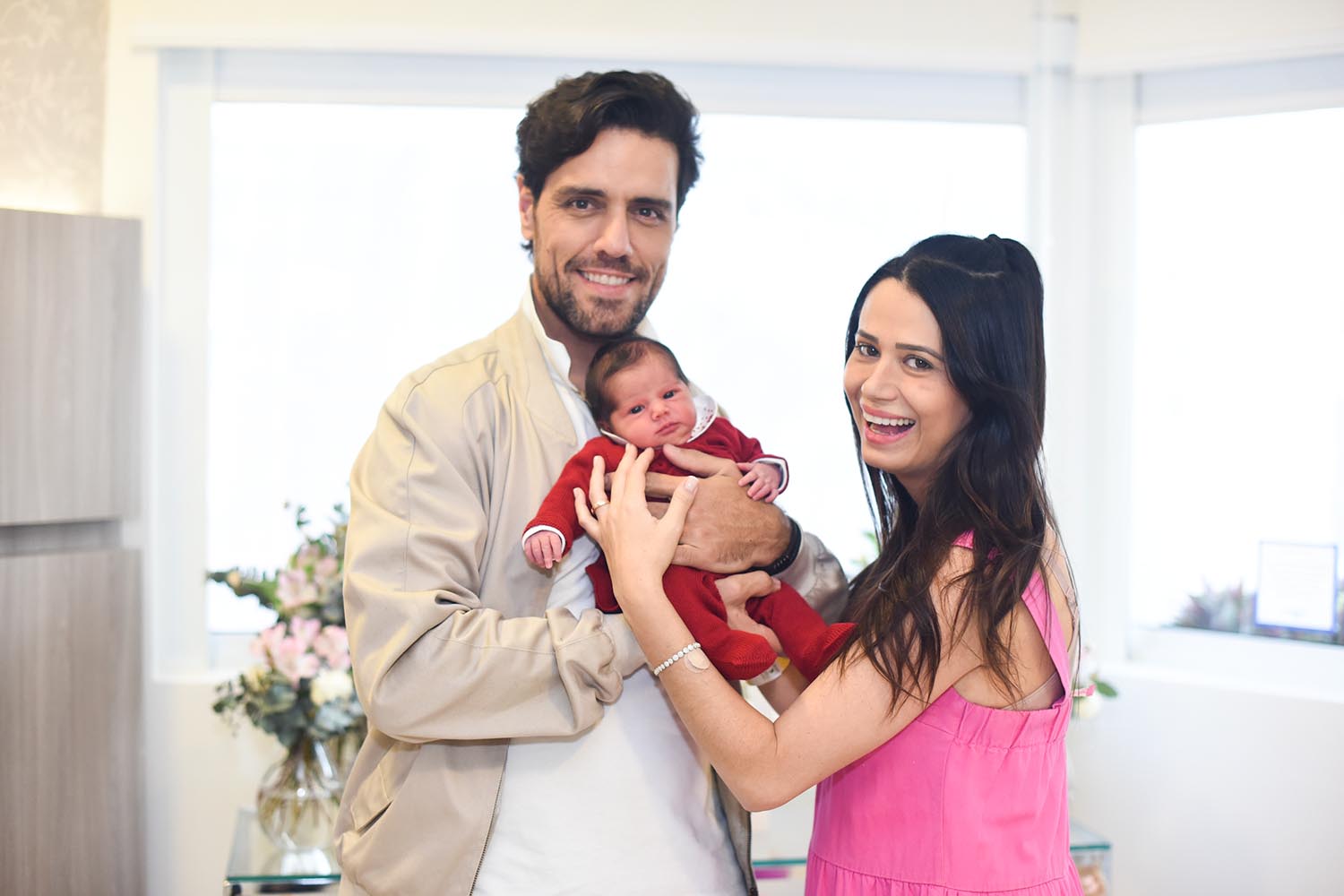 Thiago Arancam acompanha a filha e a esposa na saída da maternidade