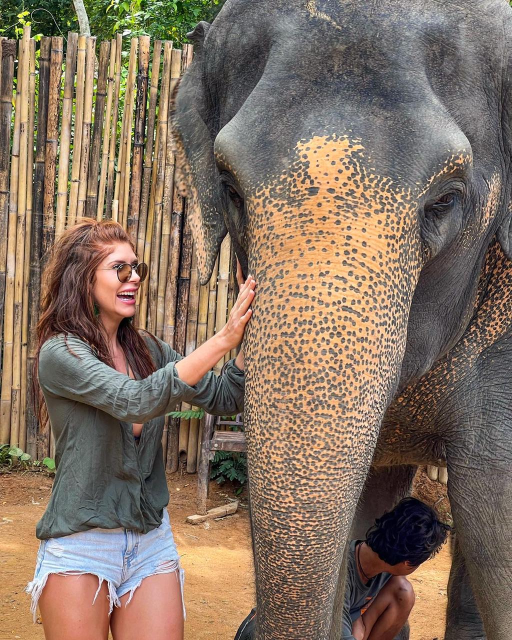 Ex-BBB Amanda Gontijo fica noiva em viagem à Tailândia
