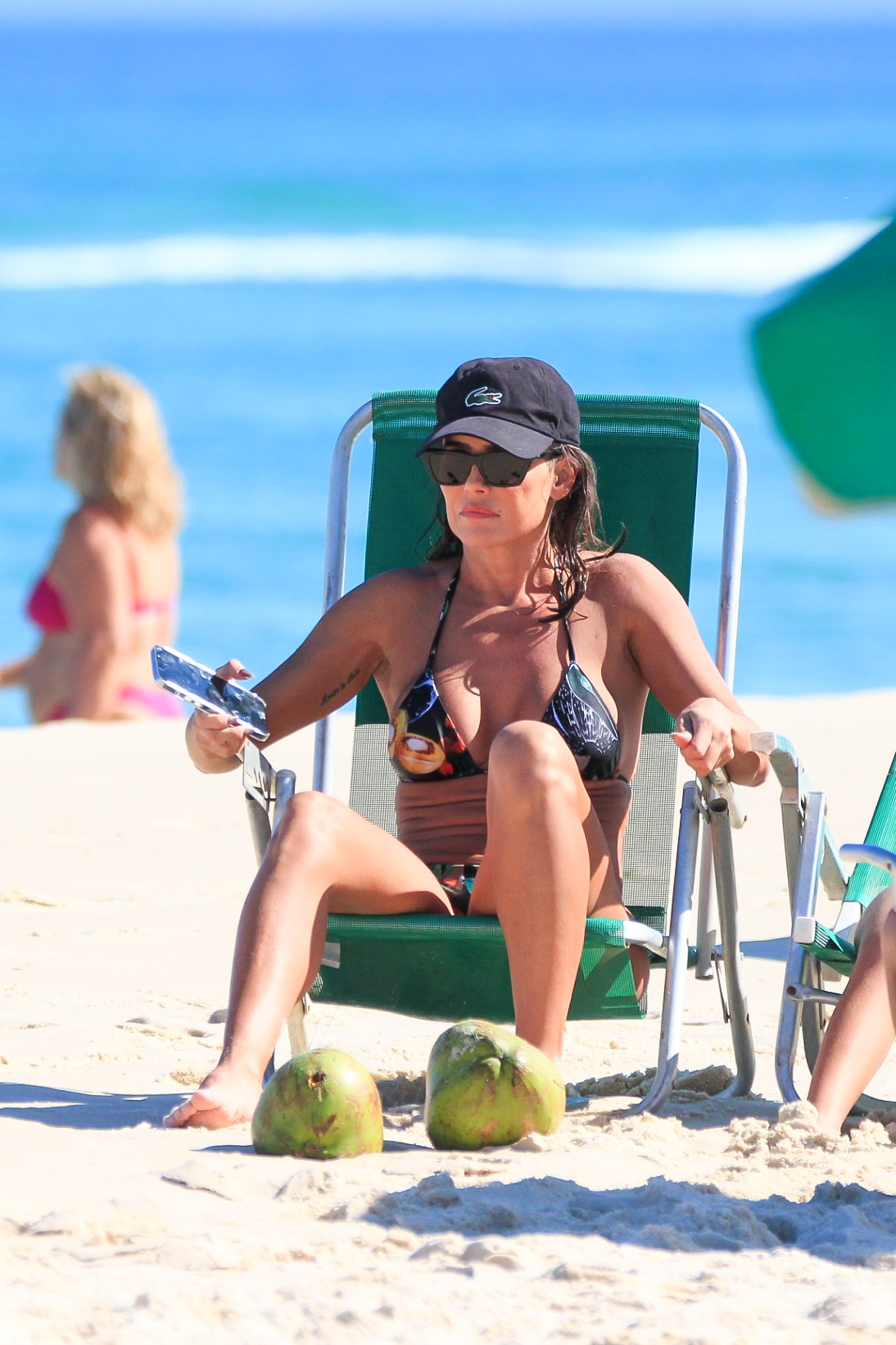 Deborah Secco curte dia na praia com a filha, Maria Flor