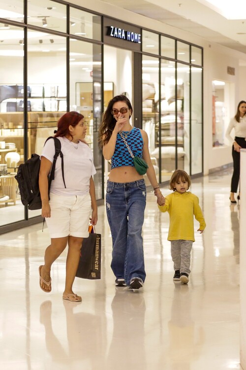 A atriz passeou no shopping com o filho Rael