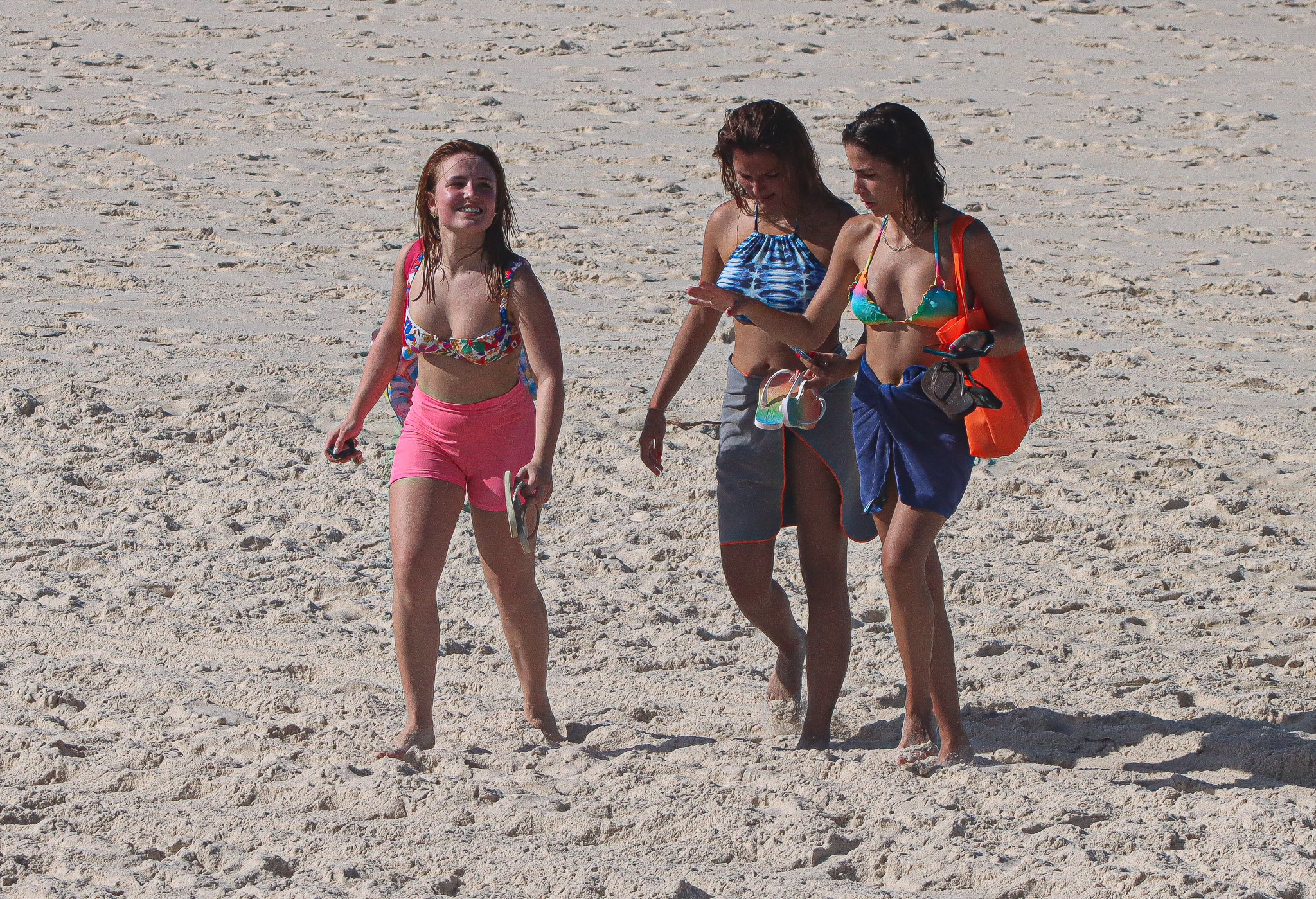 Larissa Manoela na praia com as amigas