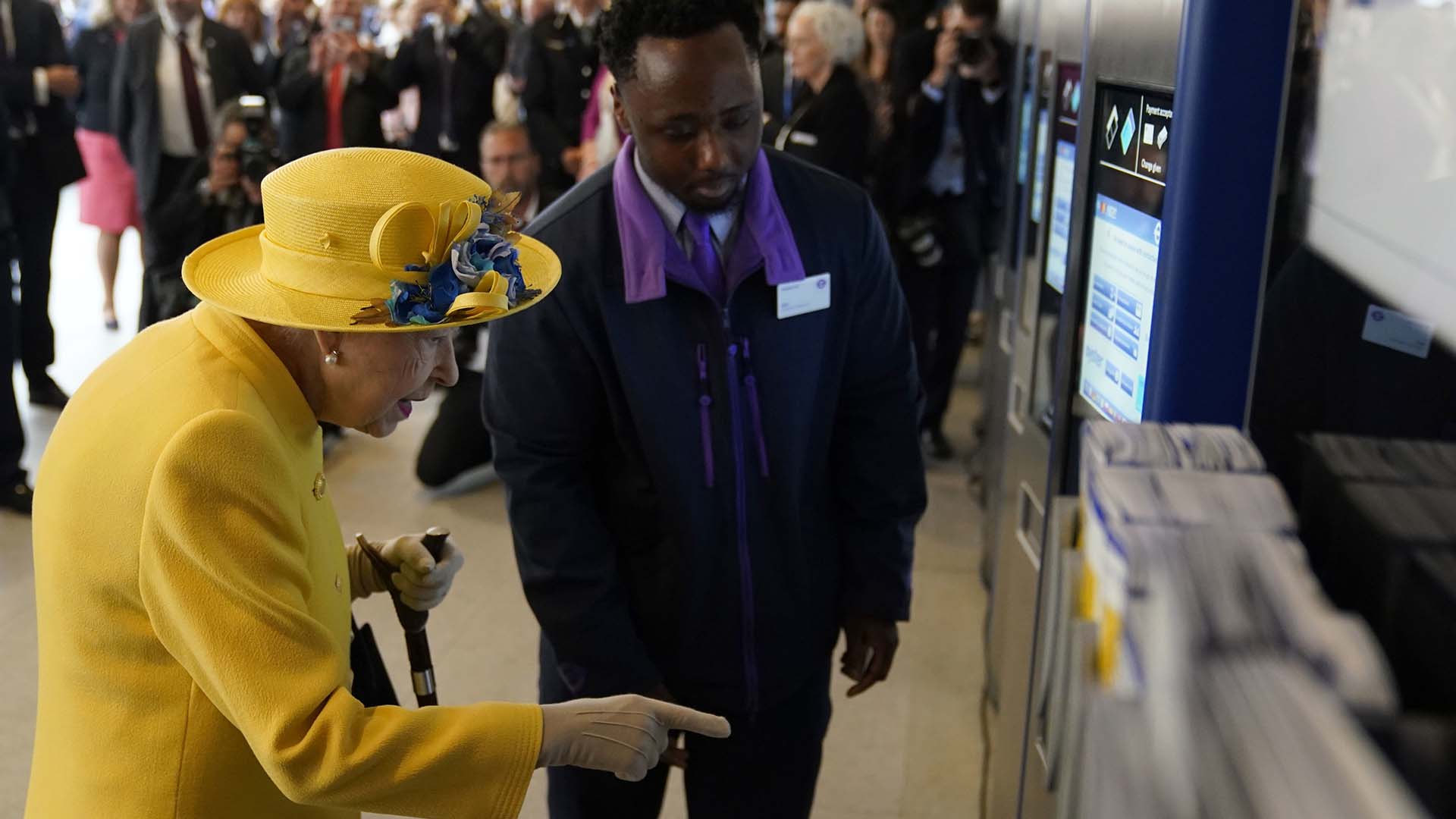 Rainha Elizabeth II faz rara aparição no metrô de Londres