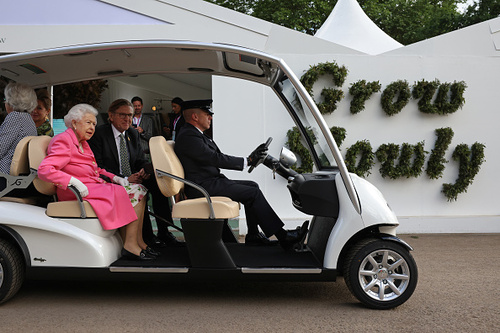 Elizabeth II chegou no evento e ficou em seu carrinho