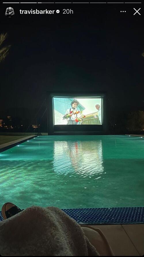 Travis Barker e Kourtney Kardashian assistiram filme na beira da piscina