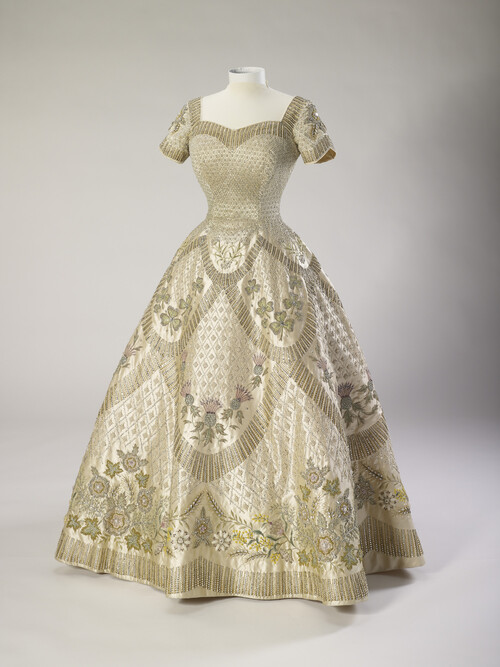 O vestido que a Rainha usou em sua coroação foi feito por Norman Heartwell - Foto: Royal Collection Trust