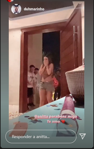 Anitta ganha festa de amigos