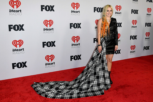 Avril Lavigne esbanjou estilo com seu vestido 