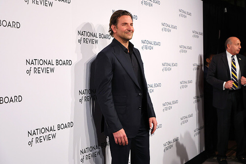 Bradley Cooper compareceu na premiação com um look todo preto