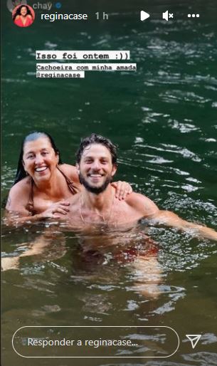 Chay Suede posa em cachoeira com Regina Casé