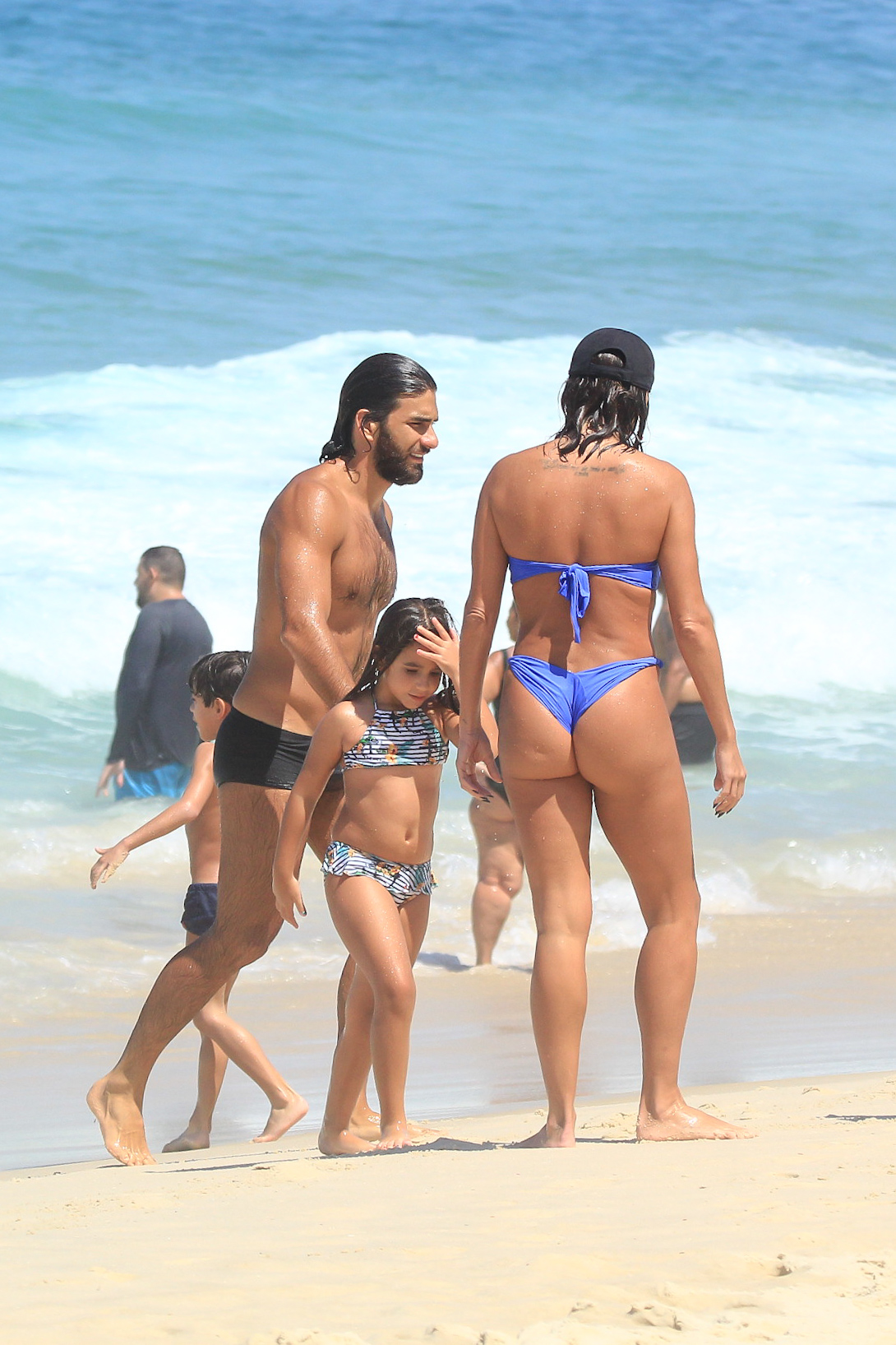 Deborah Secco com a família na praia
