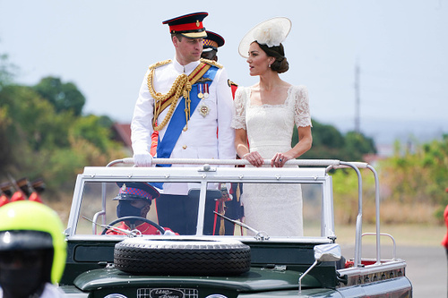Príncipe William e sua esposa participaram de um desfile militar no seu último dia de viagem para a Jamaica