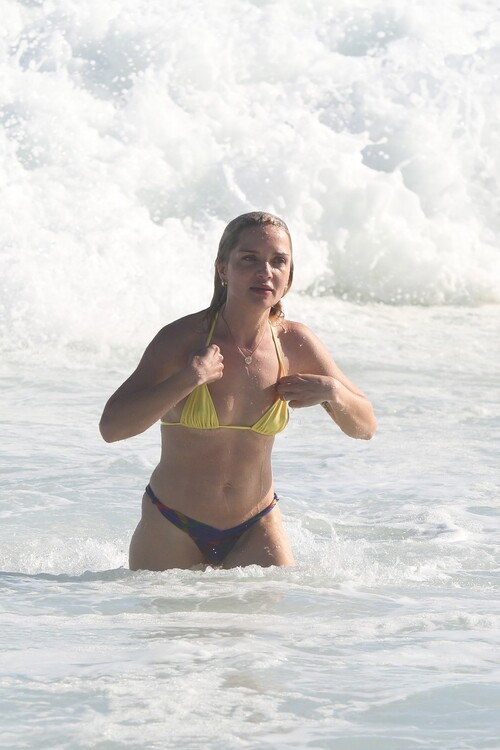 Melissa Cohen Biden aproveitou a viagem para o Brasil e deu um mergulho na praia