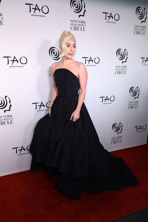 Lady Gaga brilhou no tapete vermelho da premiação New York Critics Circle 2022 
