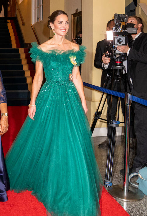 Kate vestiu um vestido verde brilhante para o jantar de gala