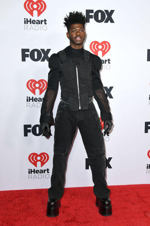 O rapper Lil Nas X chegou ao evento com um look todo preto