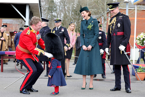Durante o evento, o Tenente da Guarda Irlandesa colocou seu chapéu na sua filha de 1 ano