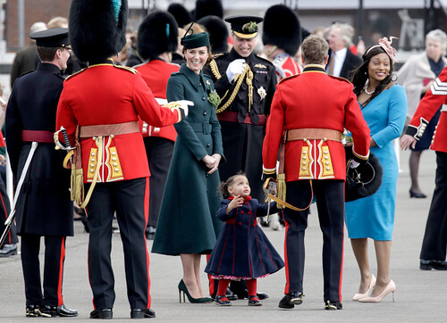 Príncipe William e Kate Middleton apareceram elegantes para a cerimônia, a Duquesa usava um vestido de cor verde-escuro