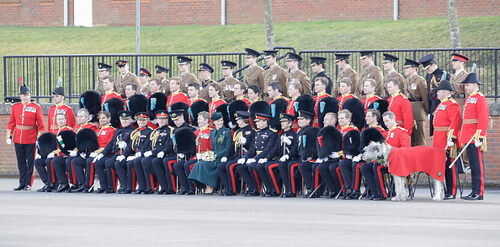 O Príncipe William fez uma saudação para a Guarda e Kate Middleton destribuiu trevos na parada