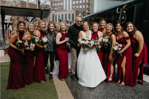 A esposa de Tom Hanks, Rita Wilson também apareceu nas fotos da noiva 