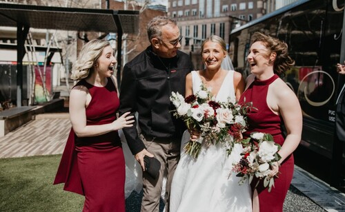 Tom Hanks apareceu de surpresa nas fotos de uma noiva nos Estados Unidos
