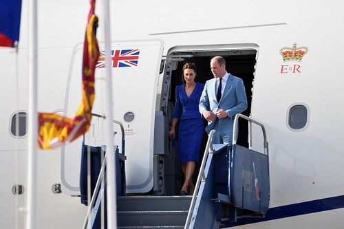 Vestindo azul, Kate Middleton e Príncipe William pousaram em Belize