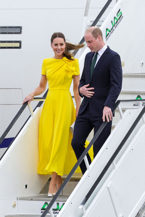 Kate Middleton vestia um vestido amarelo vibrante ao lado do marido 