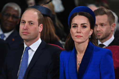 Príncipe William e Kate Middleton estavam combinando com a cor azul no serviço realizado no Dia do Commonwealth