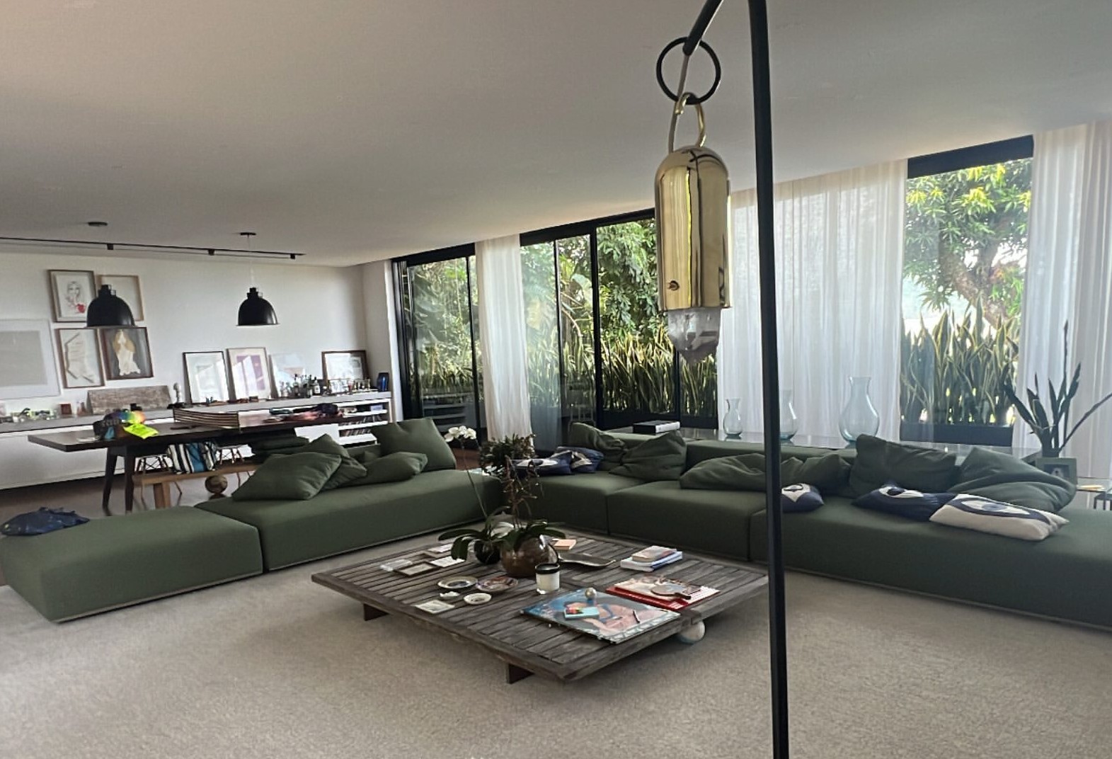 Carolina Dieckmann compartilha foto de sua sala de estar