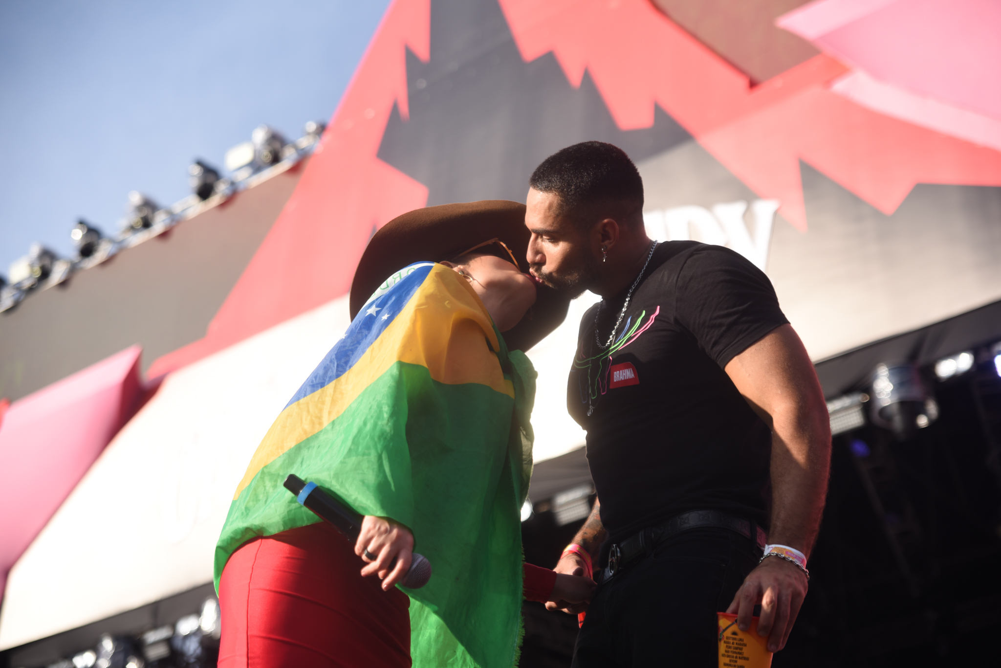 Maraisa e Bil Araújo se beijam
