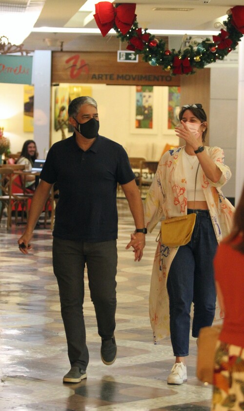 O âncora do Jornal Nacional William Bonner foi visto de mãos dadas com a esposa Natasha Dantas em shopping no Rio de Janeiro 