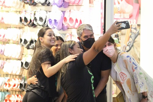 O âncora do Jornal Nacional e a fisioterapeuta ainda pararam para tirar fotos com fãs que estavam no shopping. O grupo posou para uma selfie em frente a uma loja. 