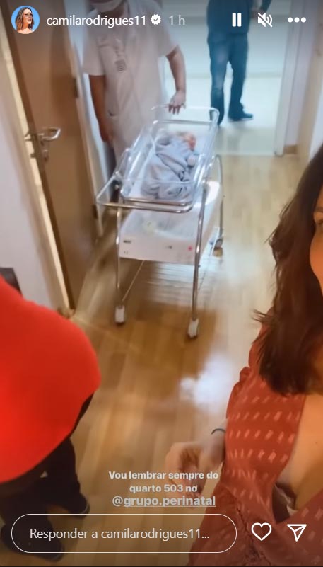 Camila Rodrigues deixa a maternidade com o filho