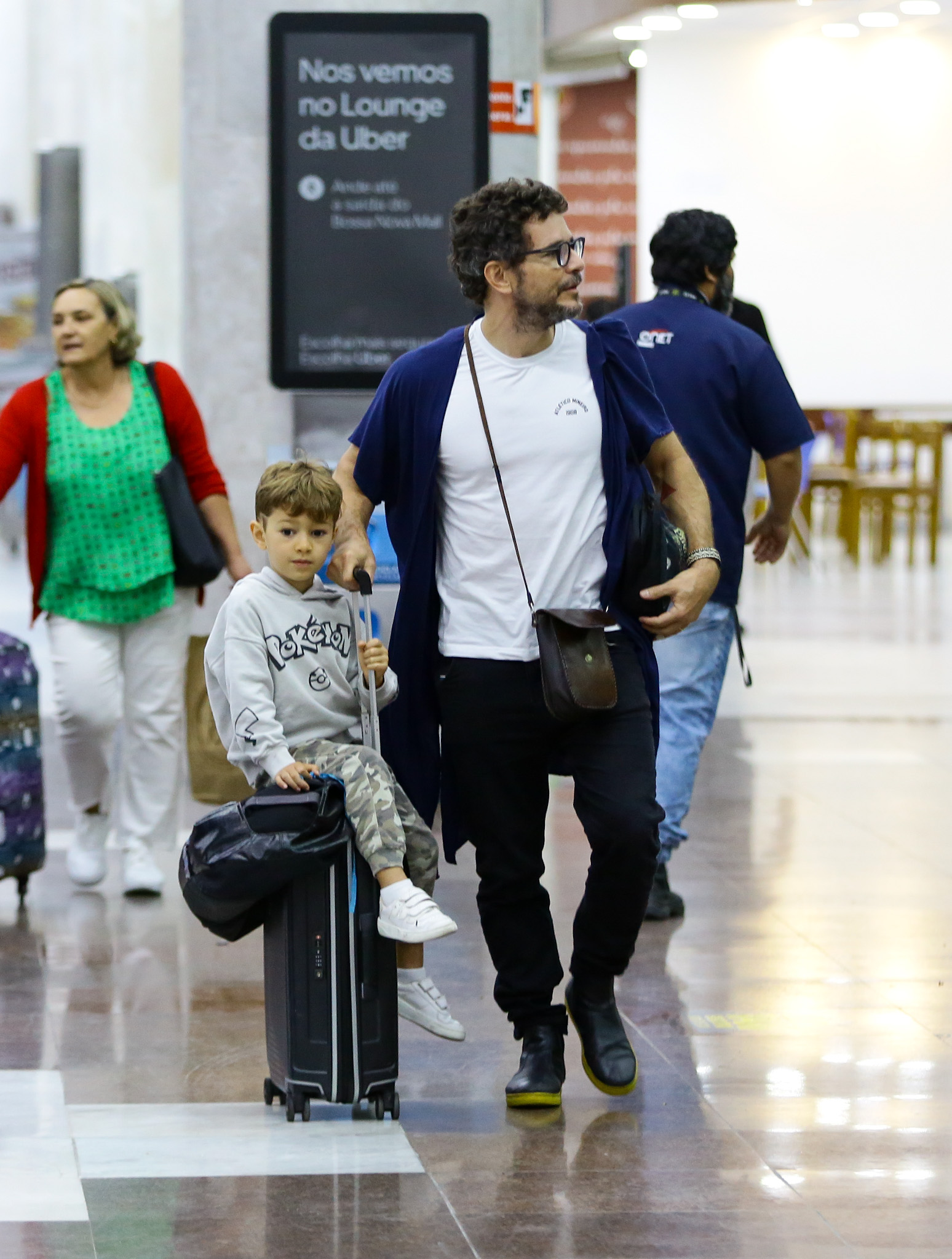 Daniel de Oliveira curte viagem com o filho