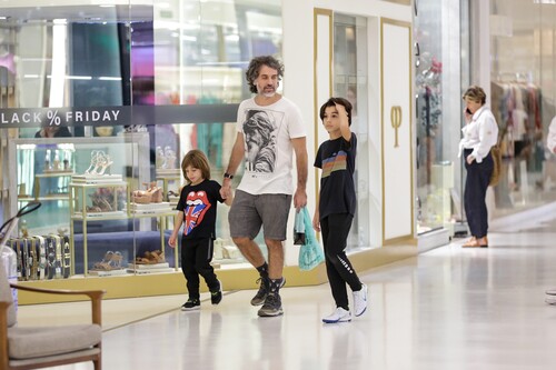 Eriberto Leão aproveita companhia dos filhos João e Gael em passeio no shopping 