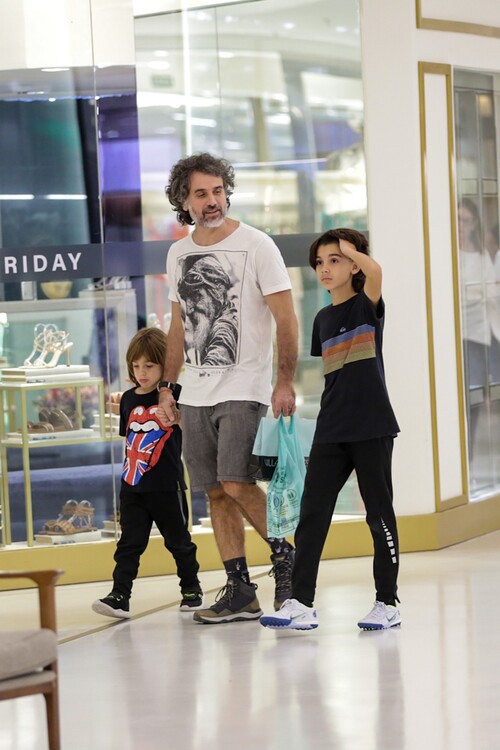 O ator Eriberto Leão passou a tarde no shopping com os filhos João e Gael em passeio por shopping no Rio de Janeiro 