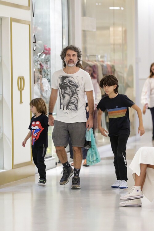  Nesta sexta-feira, 11, Eriberto Leão foi fotografado passeando em shopping ao lado de seus filhos na Zona Sul do Rio de Janeiro. 