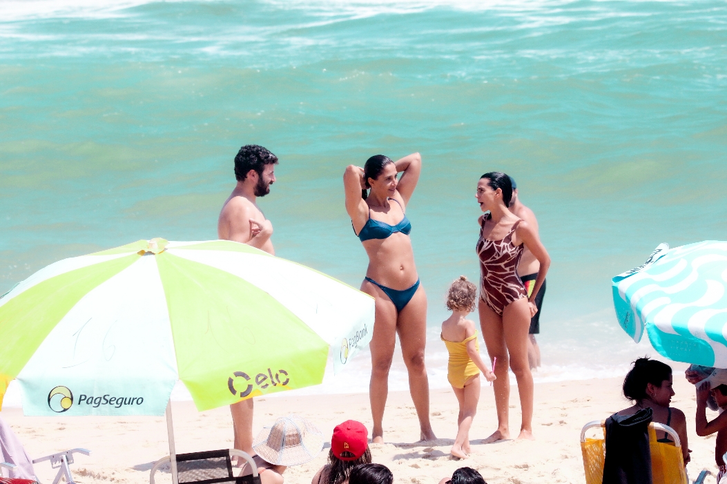 Camila Pitanga na praia de Ipanema